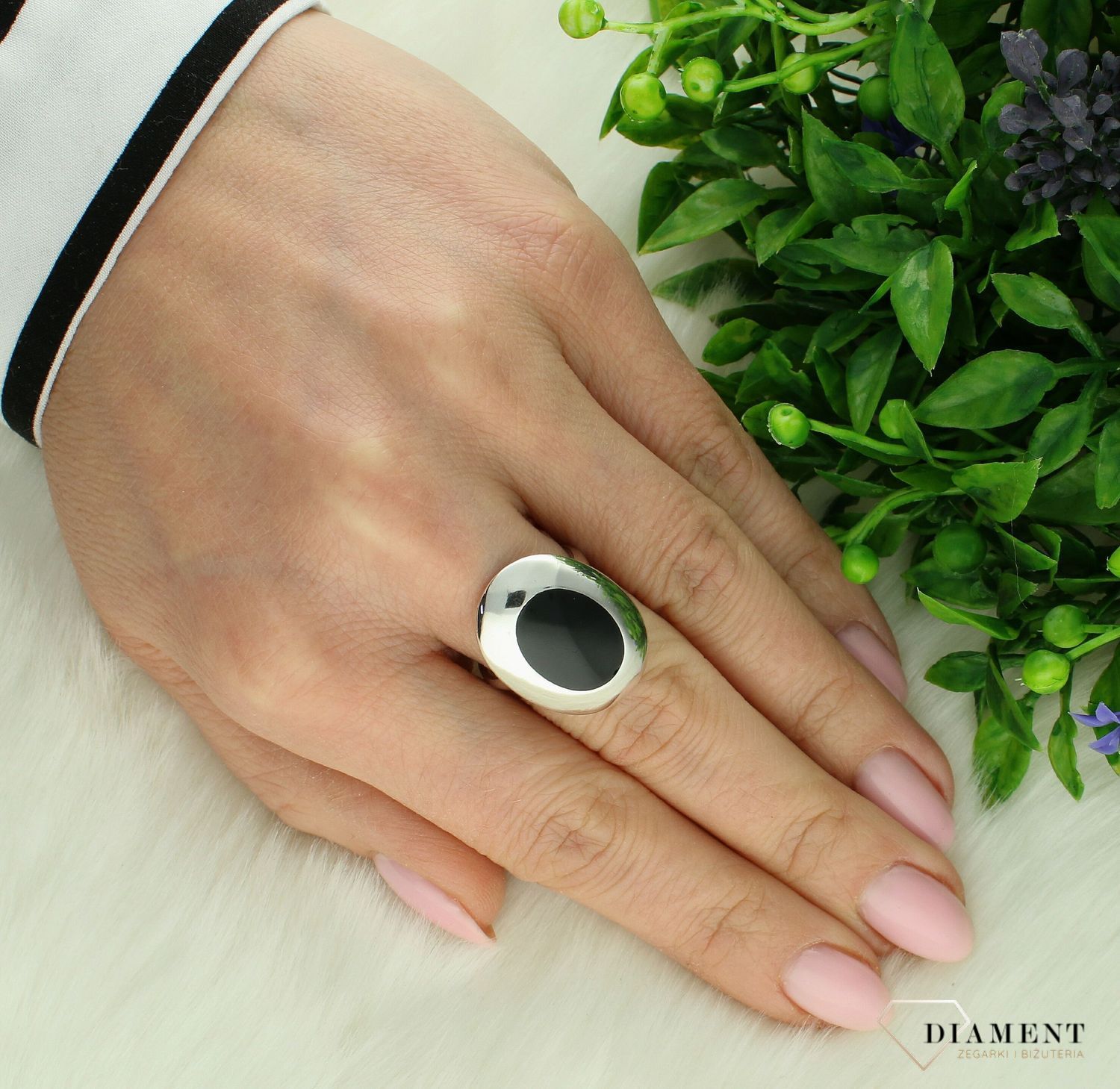 Srebrny pierścionek damski 925 z onyksem syntetycznym rozmiar 14 P 1602. Srebrny pierścionek damski. Srebrny pierścionek z onyksem. Pierścionek srebrny damski. Srebrny pierścionek na prezent dla kobiety1.jpg